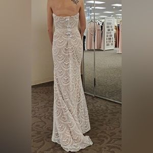David’s bridal off white/ ivory wedding dress. Size 0 and in great condition.